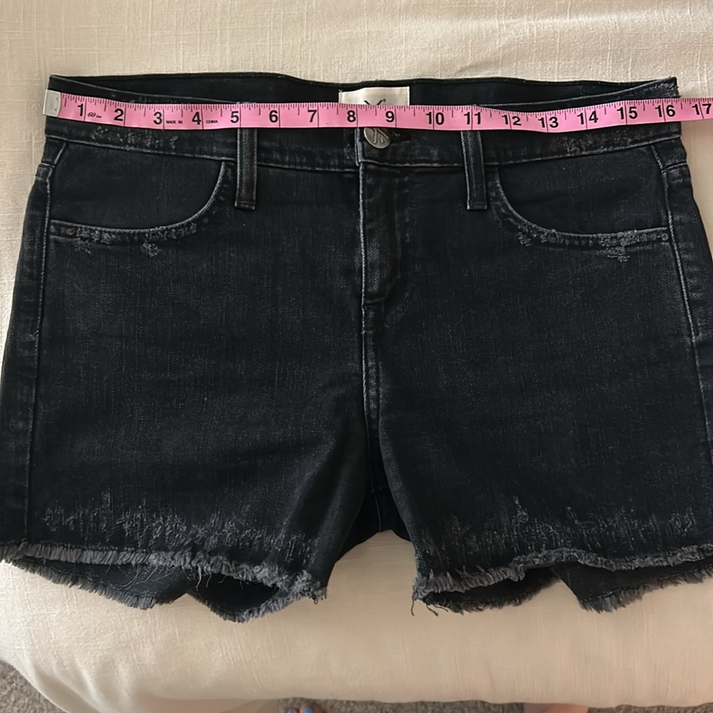 High-Waisted Black Jean Shorts with Distressed Hem EUC